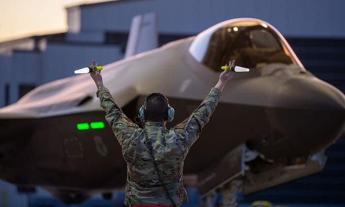 EuropaPress_4423584_02_may_2022_us_burlington_us_air_force_crew_chief_signals_an_f_35a-1.jpg