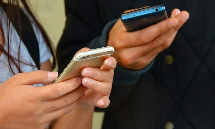 mobile-phones-g743a2e683_1280-1.jpg