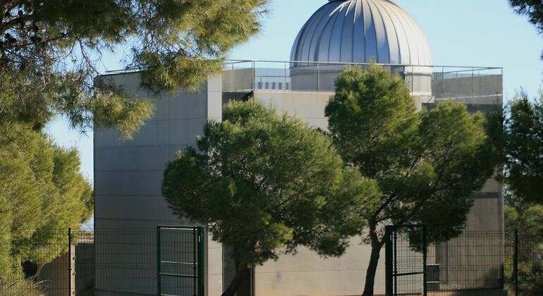 El observatorio de La Murta oculto entre árboles