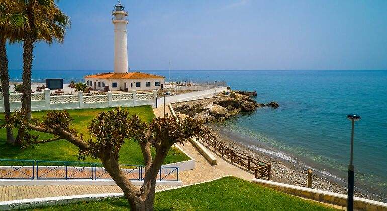 El faro de Torrox en la costa