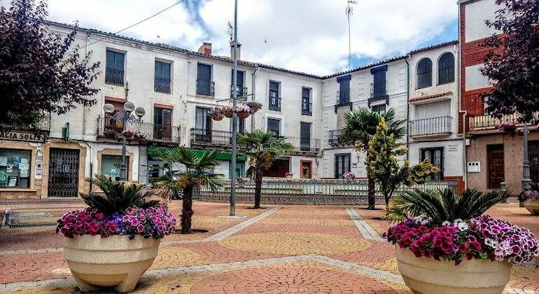 pueblo cercano a cuenca con macetas con flores y casas blancas