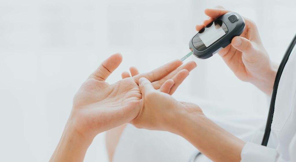 Ayuda a reducir los niveles de glucosa en sangre y el colesterol