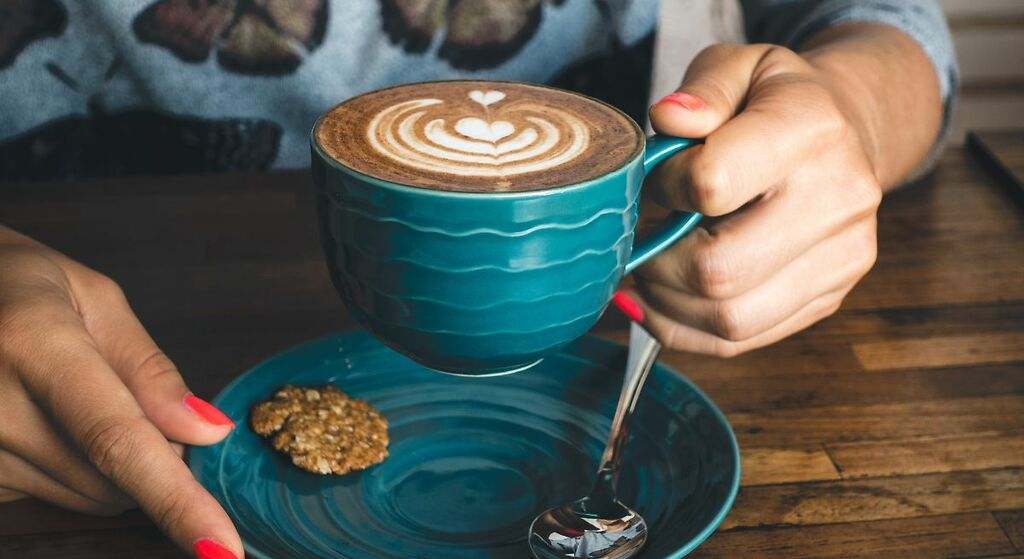 Lo que un neurólogo recomienda ponerle todos los días al café por la mañana para cuidar el cerebro y la memoria