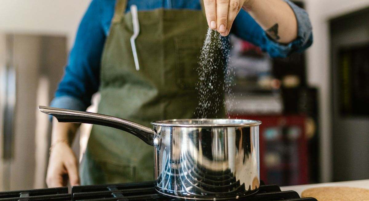 El método eficaz que recomiendan los chefs para arreglar un guiso salado sin esfuerzo