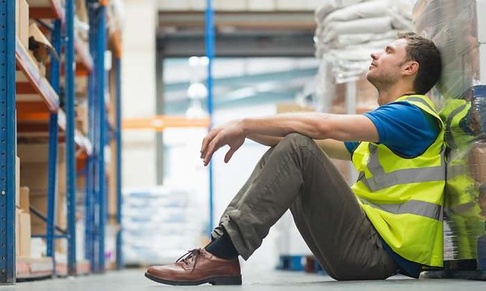 trabajador-descansa-sentado-almacen-dreamstime.jpg