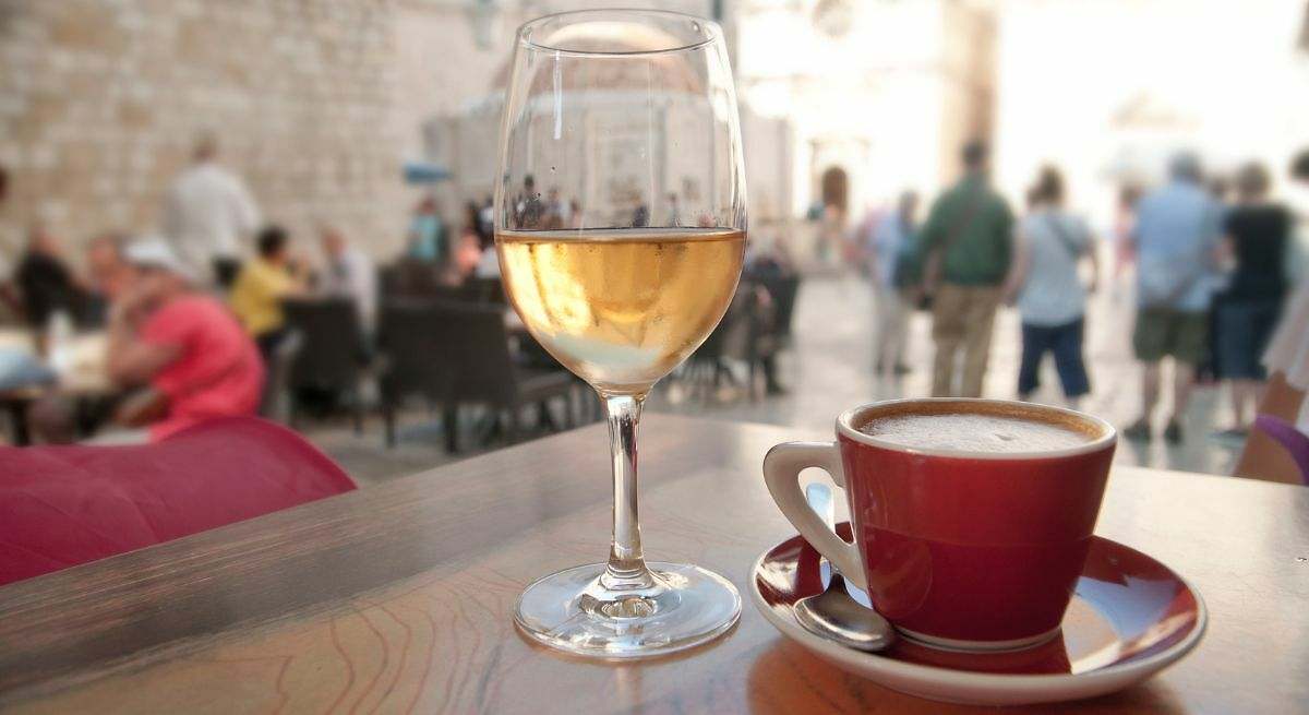 Reduce el consumo de alcohol y las bebidas con cafeína
