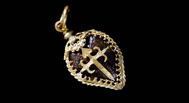 Colgante de la Cruz de Santiago encontrado en los restos del galeón de Nuestra Señora de las Maravillas