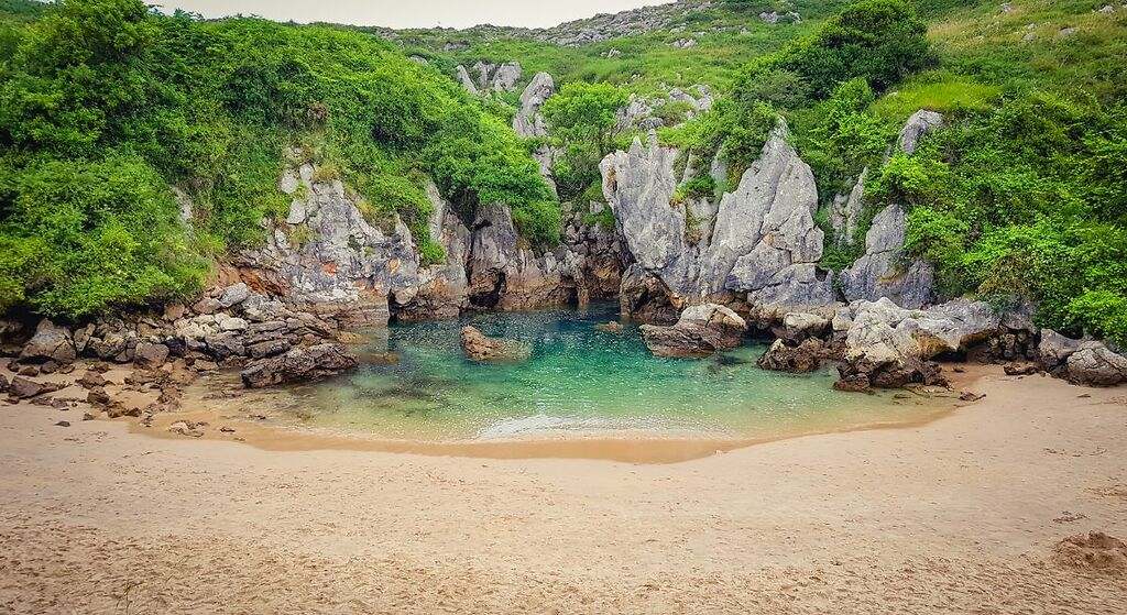 Playa de Gulpiyuri-Asturias