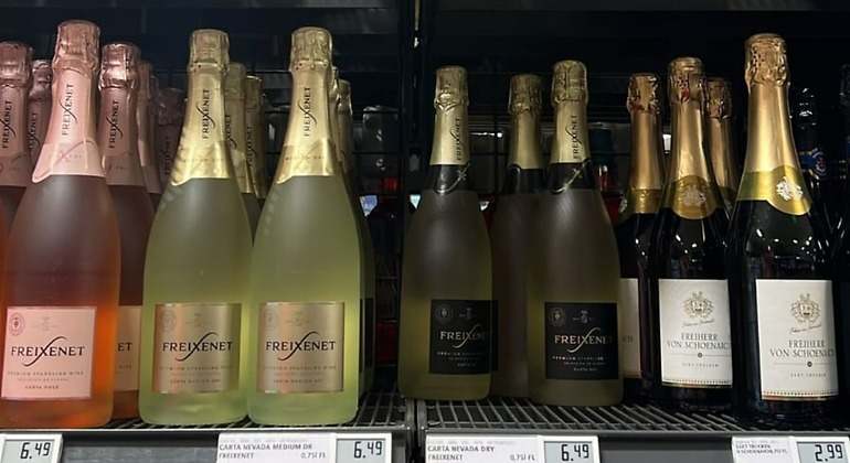 PARECE CAVA, PERO ES CHARMAT. La plantilla de Freixenet denuncia que la cavista pone en juego la reputación del cava al haber replicado su botella de Carta Nevada en Alemania, pero para vender un espumoso alternativo siguiendo el método Charmat.EE