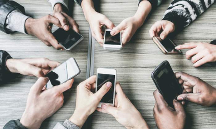 jovenes-con-smartphones.jpg
