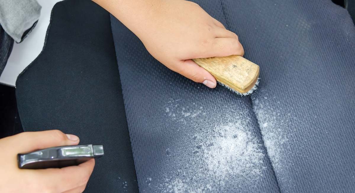 Adiós a tener los asientos del coche sucios: se acabaron las manchas en la tapicería con este remedio casero