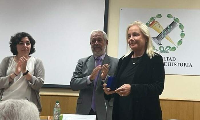 Medalla-del-Colegio-de-Docentes-a-ICS-1.jpg