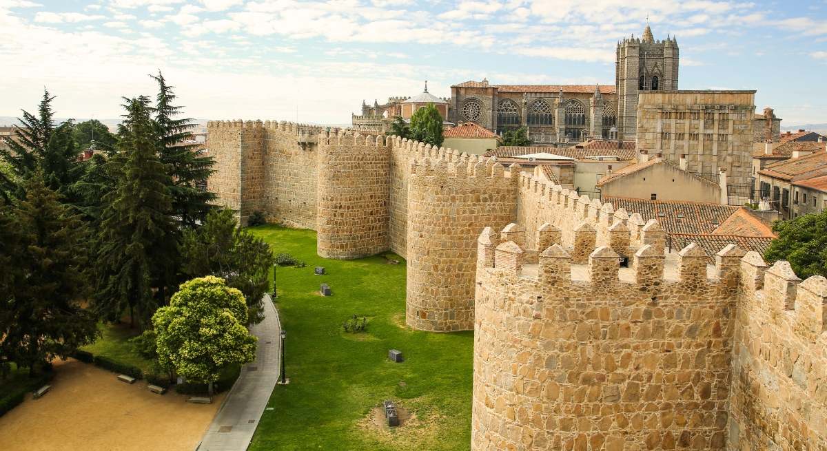 La mítica muralla de Ávila acogerá una cata de vinos  de prestigio  para todo el mundo y por solo 10 euros: fechas y entradas