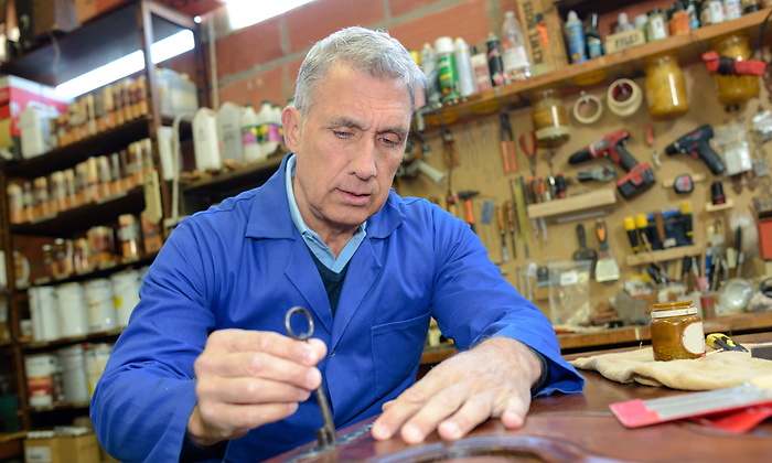 carpintero-trabajador-cerca-jubilacion-dreamstime.jpg