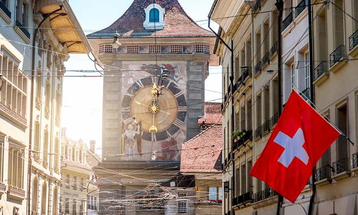 suiza-reloj-bandera-istock.jpg
