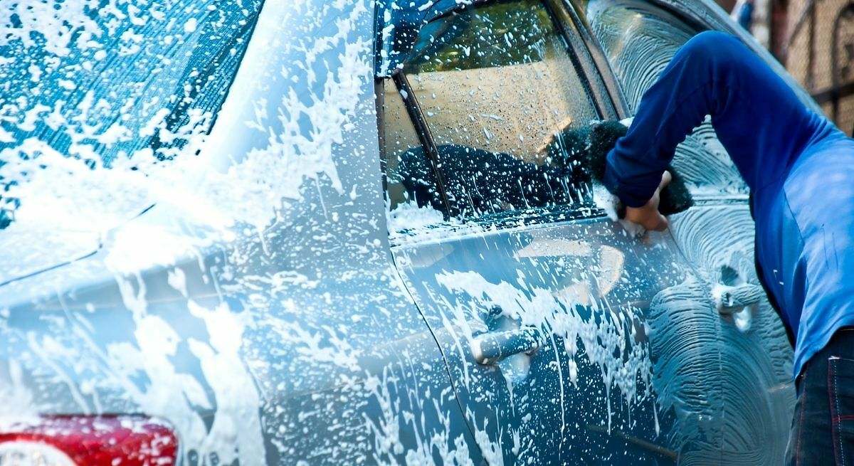 Cómo limpiar los cristales del coche por dentro con este producto que tiene una estructura clave