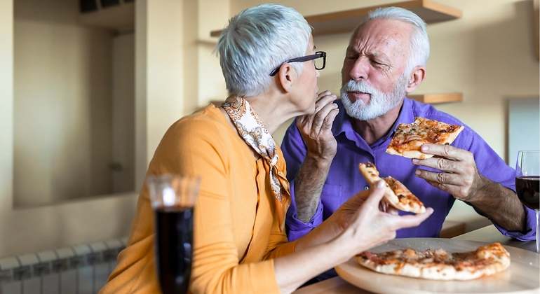 ancianos-comiendo