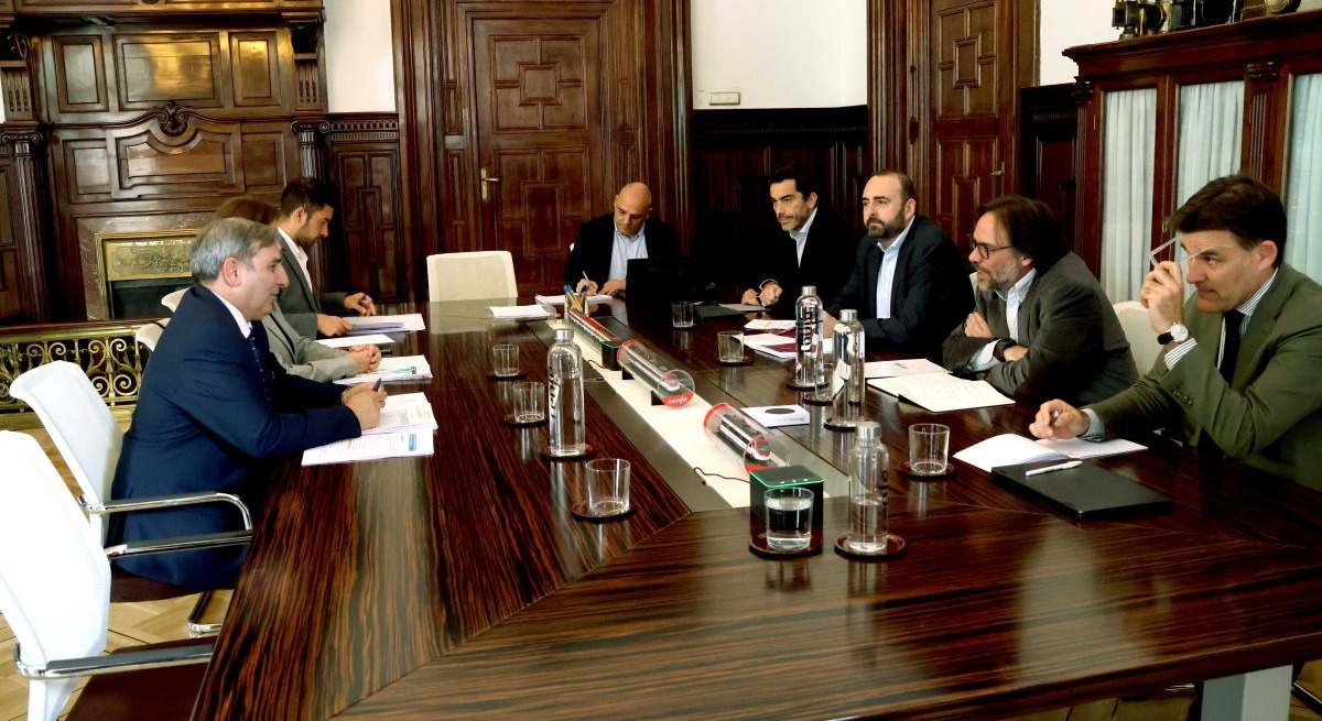 Guerra del AVE: Renfe confirma la supresión de paradas en Castilla y León y la Junta advierte que no lo va a consentir