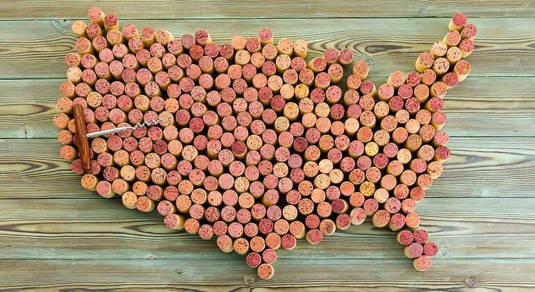 Mapa de Estados Unidos elaborado con corchos de botellas de vino.