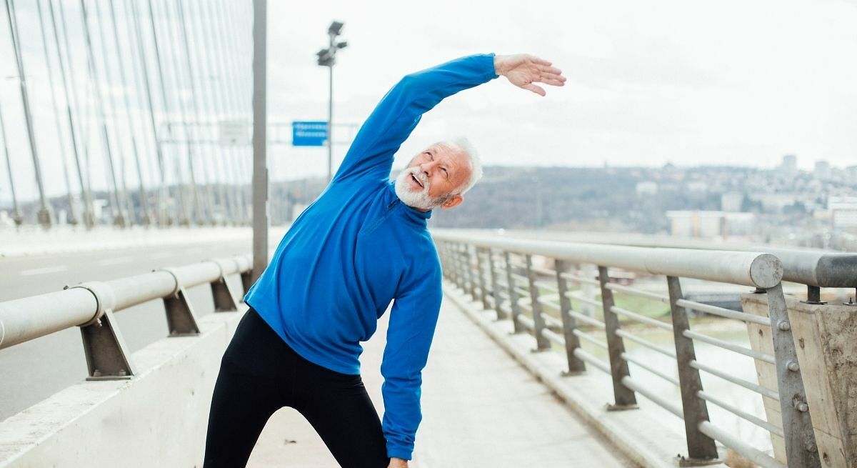 Ni caminar ni correr: la actividad más recomendada por Harvard para mantenerse en forma a partir de los 60 años