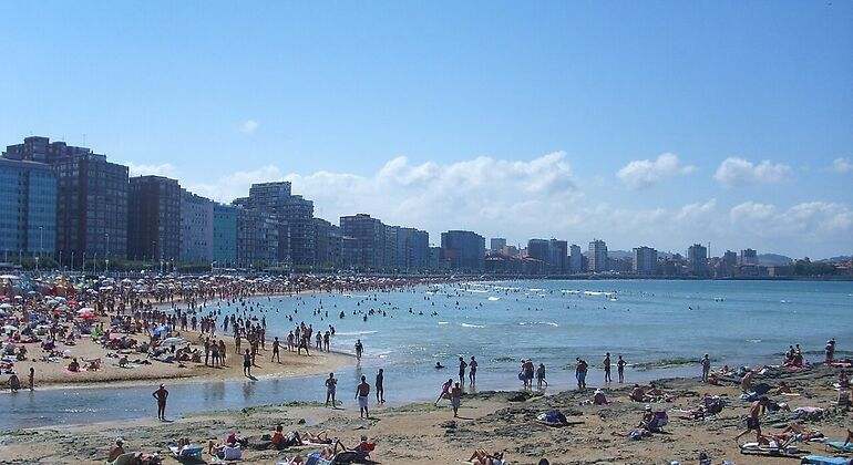 Una playa abarrotada de gente pero sin ninguna persona en el agua