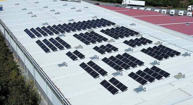 Placas solares en un techado blanco