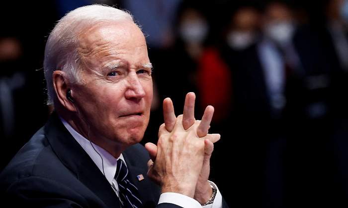 joe-biden-presidente-eeuu-manos-cruzadas-mirando-lado-tokio-23mayo2022-reuters-1200x655.jpg