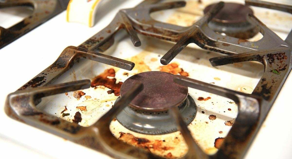 Adiós a la cocina de gas sucia: esta es la forma correcta de limpiar las rejillas para que queden como nuevas