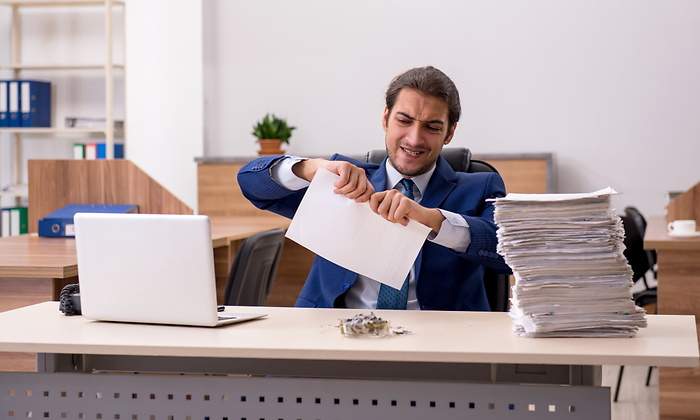 trabajador-rompe-contrato-enfadado-dreamstime.jpg