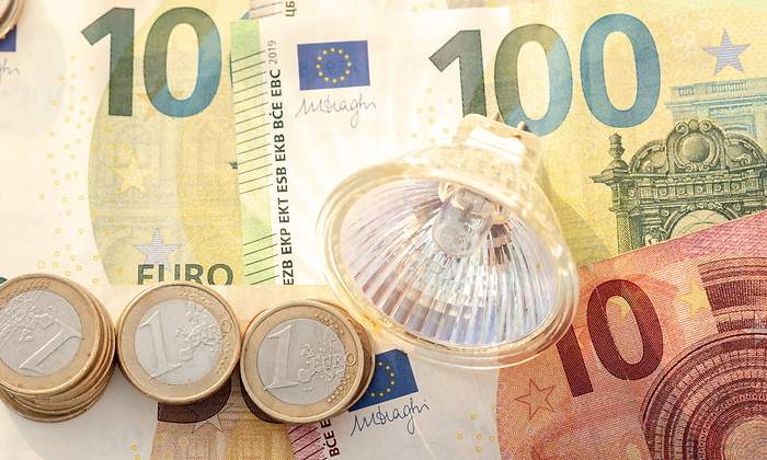 billetes-euro-cerca-bombilla-precio-luz-dreamstime.jpg