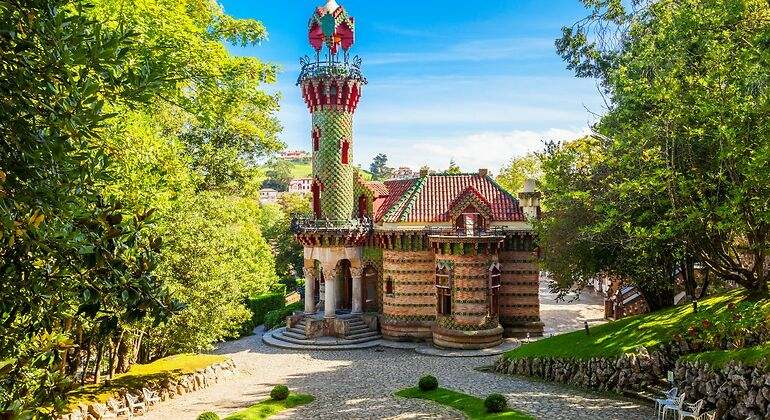 Casa muy colorida y con un gran torreón verde y rojo diseñado por Antonio Gaudí