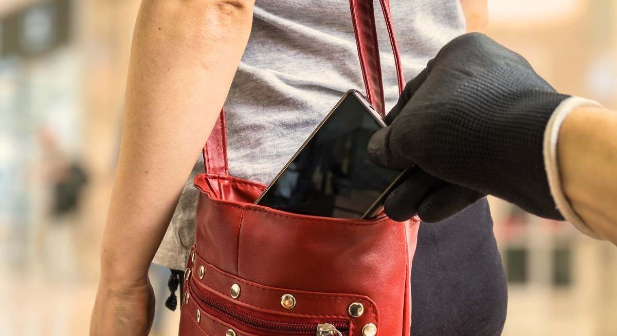Adiós a los carteristas con el truco de la pinza para evitar que abran la cremallera del bolso este verano