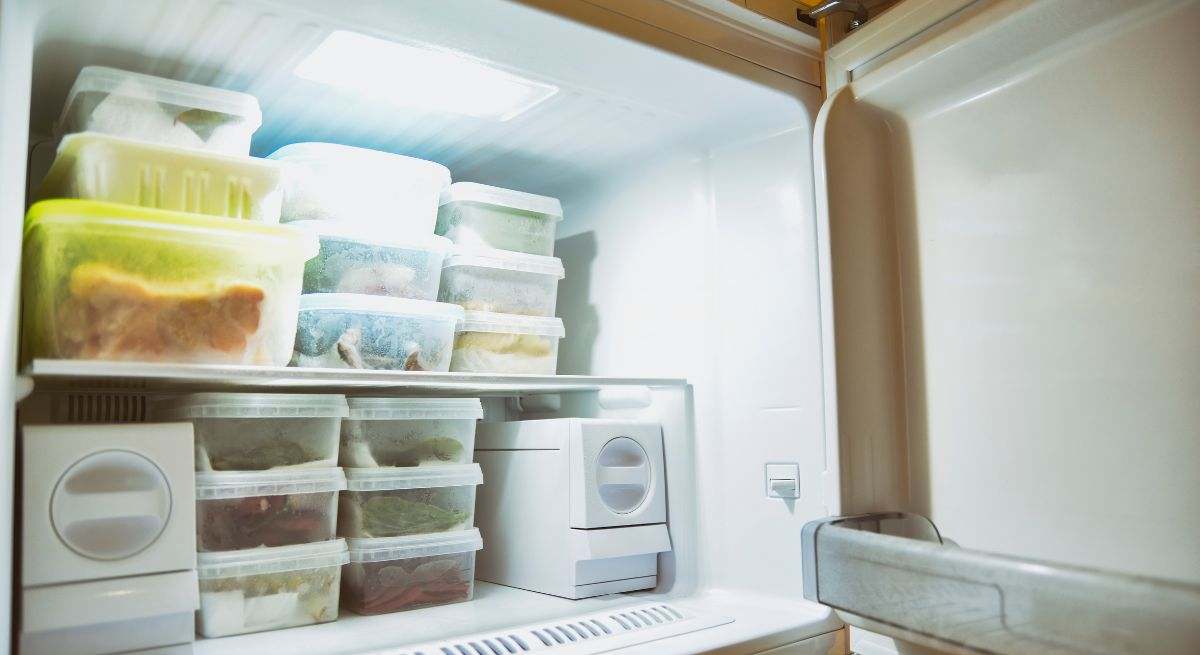 Ni aceite ni microondas: el sencillo método que recomiendan los expertos para descongelar los alimentos en el hogar