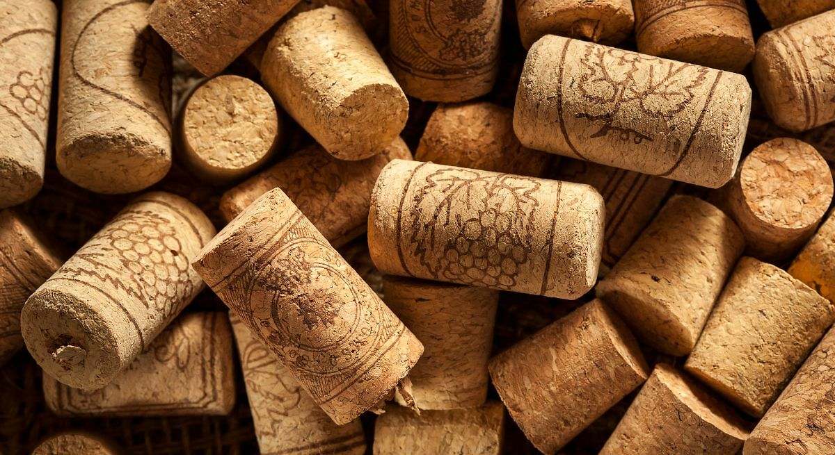 No tires los corchos del vino: mételos en aceite de freír usado para conseguir este efecto