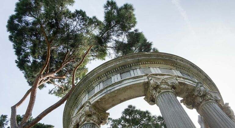 Templete, pabellón o columnata con árboles altos al fondo, columnas con capiteles decorados, parque el Capricho, Alameda de Osuna Madrid - Foto de stock