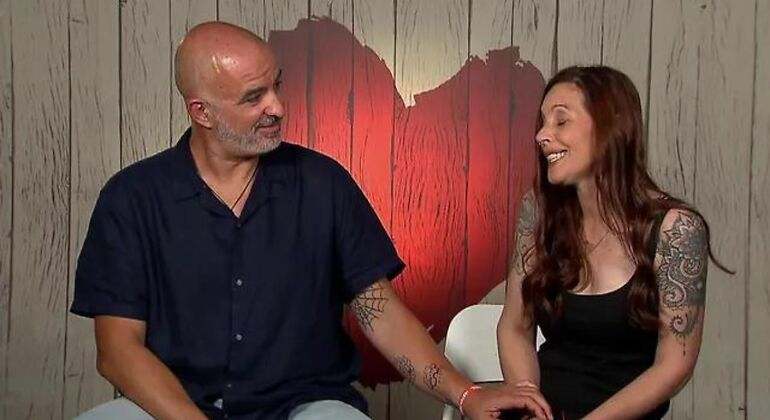 Ricardo y Rosa sentados en el plató de First dates hablando sobre su segunda cita