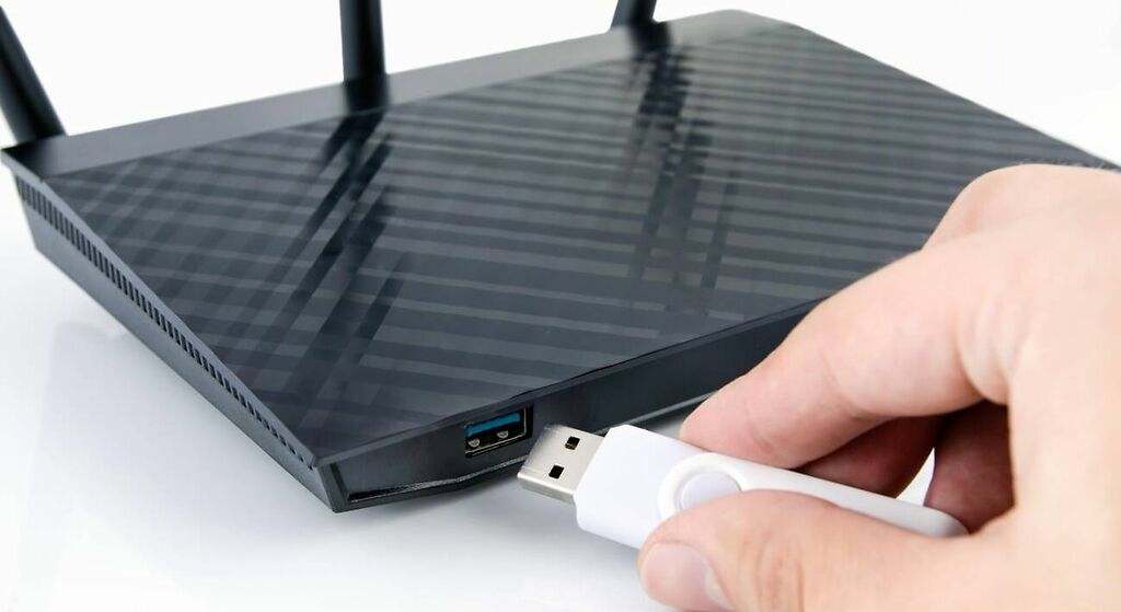 Ni en la TV ni el ordenador: el puerto USB más importante está en el router WiFi y es un tesoro oculto