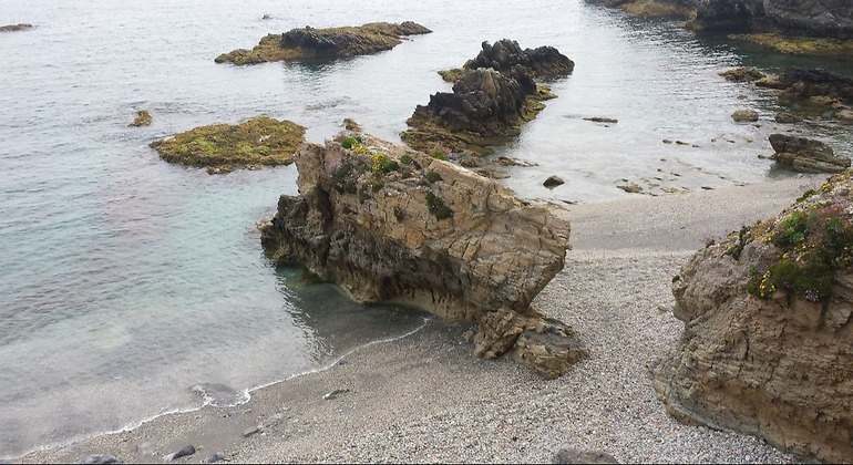 Playa de Calomocarro con un pedrusco muy grande en medio de la playa