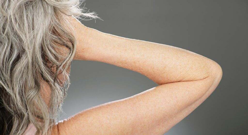 Cómo disimular las canas después de los 50 años con estos cinco cortes de pelo que rejuvenecen el rostro