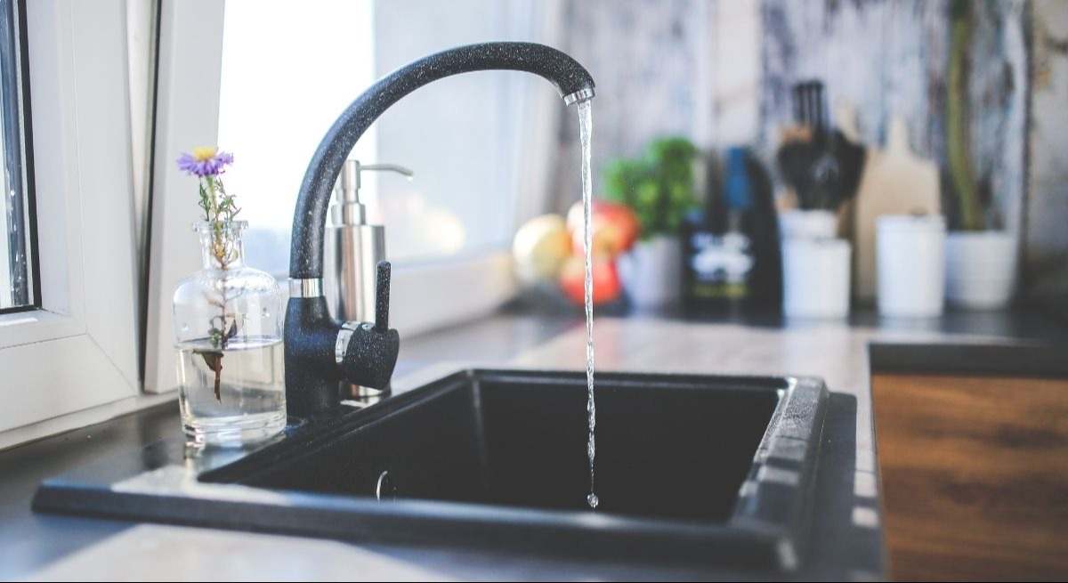 Se insta a los hogares españoles a dejar un vaso y un papel en el fregadero para evitar los malos olores con este sencillo truco