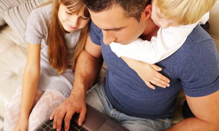 padre-ninos-ordenador-dreamstime.jpg