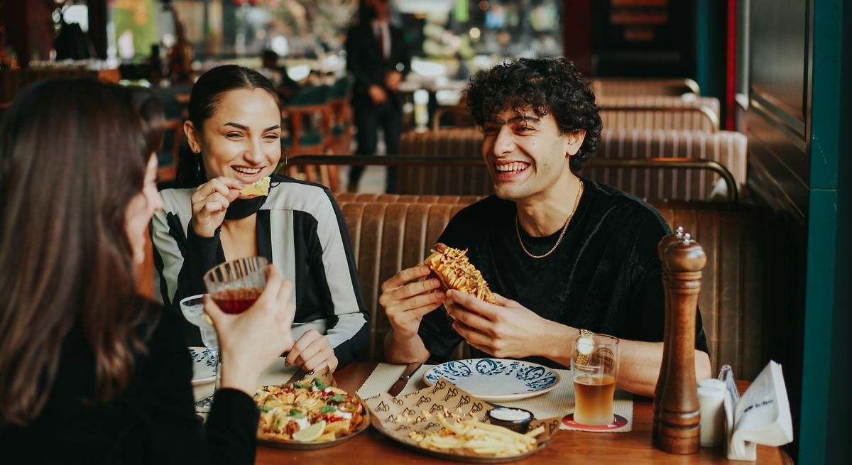 El restaurante de carretera favorito de los famosos y camioneros: a pocas horas de Madrid y famoso por su hamburguesa de ciervo