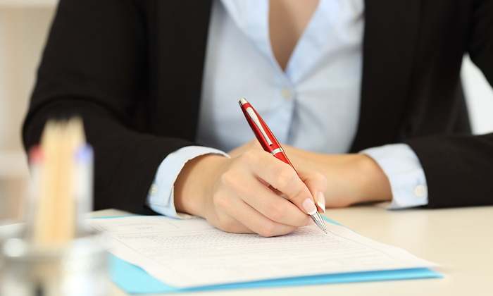 trabajador-firma-contrato-dreamstime.jpg