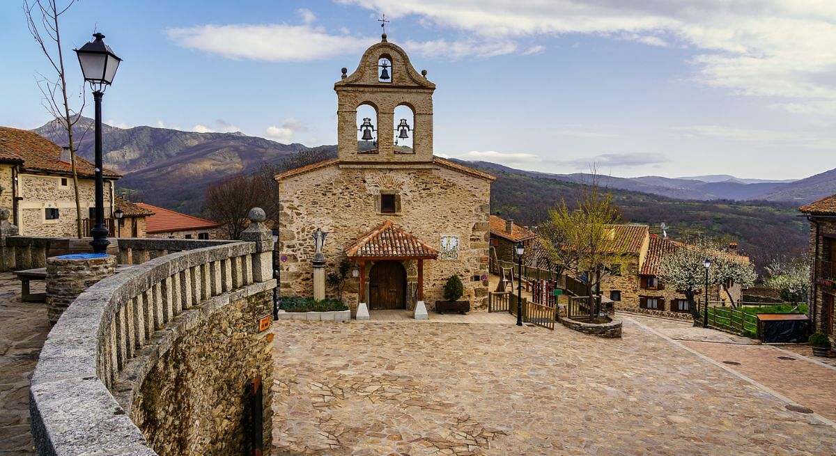 Ni Pedraza ni Chinchón: este es el pueblo medieval más bonito cerca de Madrid que es Reserva de la Biosfera de la Unesco
