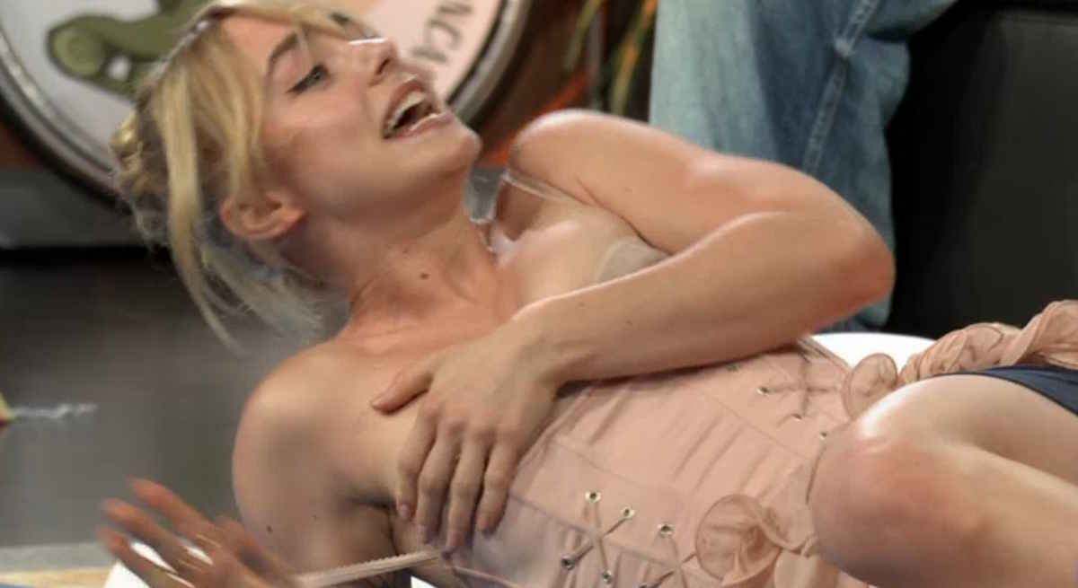 Quién es Clara Galle, la actriz viral de "se me ha salido una teta" en La  Revuelta frente a Broncano?