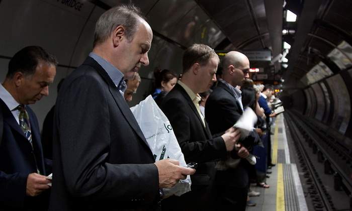 metro-trabajadores-trajes-alamy.jpg