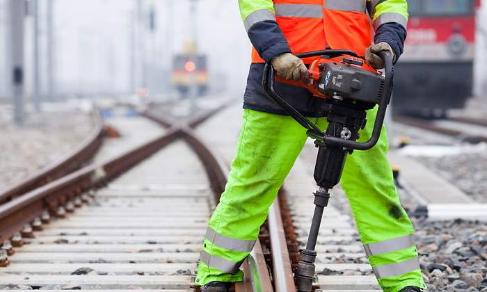 trabajador-ferroviario-martillo-hidraulico-dreamstime.jpg