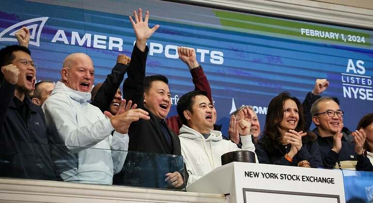 La dirección de Amer Sports realiza el toque de campana en el NYSE. Fuente: Reuters.