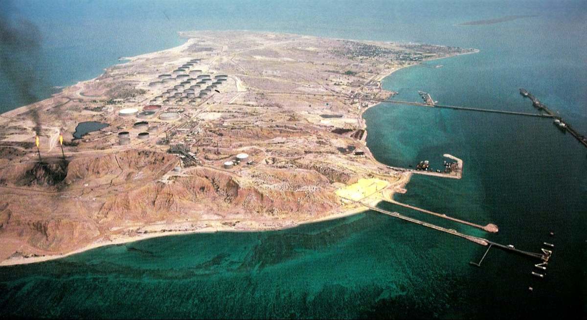 Esta diminuta isla pegada a Irán que rebosa petróleo es ahora mismo el punto más crítico del mundo para el crudo