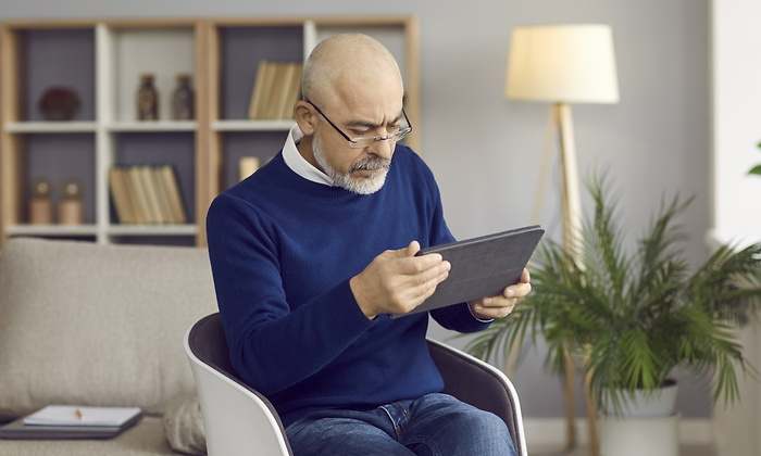 trabajador-cerca-jubilacion-tablet-dreamstime.jpg